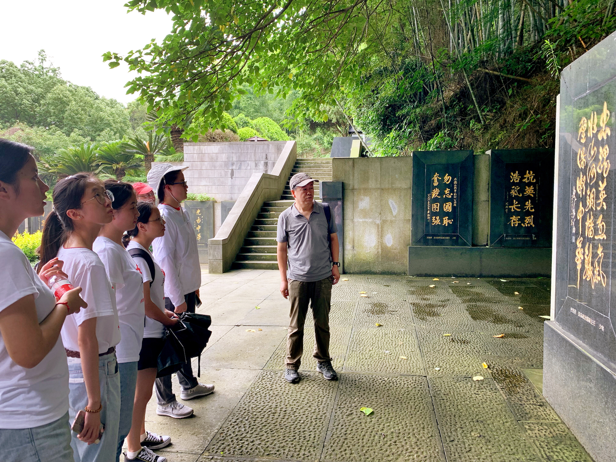 伟德国际victor1946官网+赴天目山等地“砥砺浙江之旅，重寻红色印迹”+2019年7月7日+舟山鸦片战争纪念馆+老师讲解百将题碑+罗笑含.JPG
